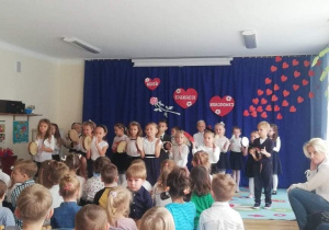 Grupa 5-latków prezentuje instrumentację piosenki dla nauczycieli.